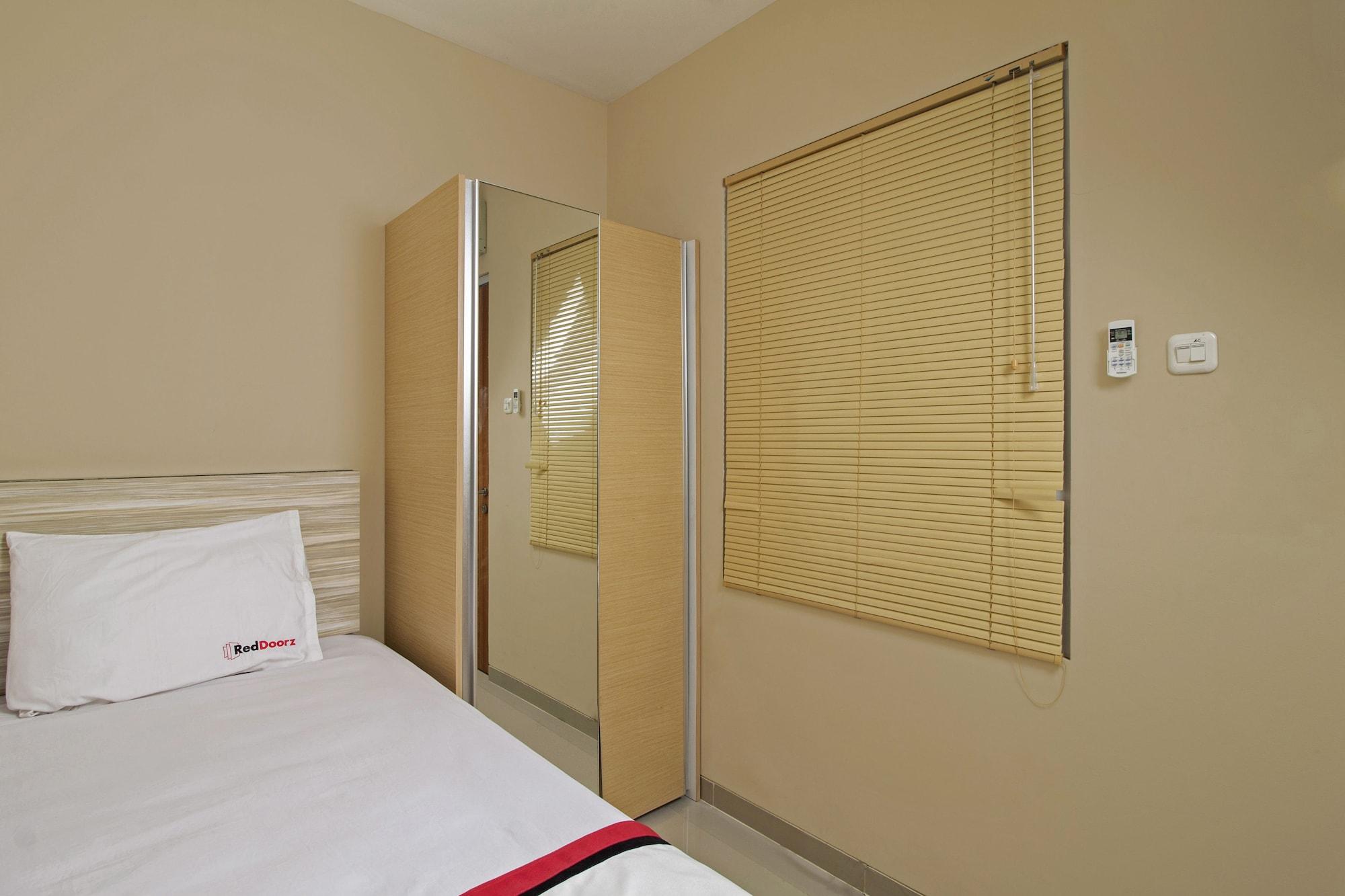 Reddoorz Plus @ Setiabudi Tengah Джакарта Екстериор снимка